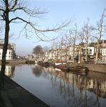 859542 Gezicht over de Stadsbuitengracht op de Bemuurde Weerd O.Z. te Utrecht, vanaf de Nieuwekade te Utrecht.